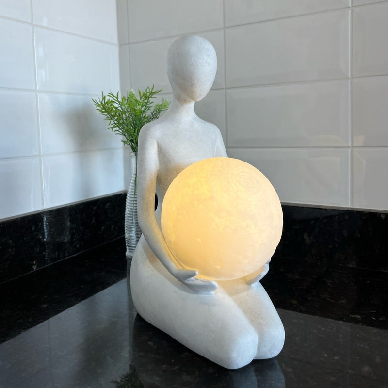 Serena Iluminação: Luminária Escultura em Resina Mulher Meditando